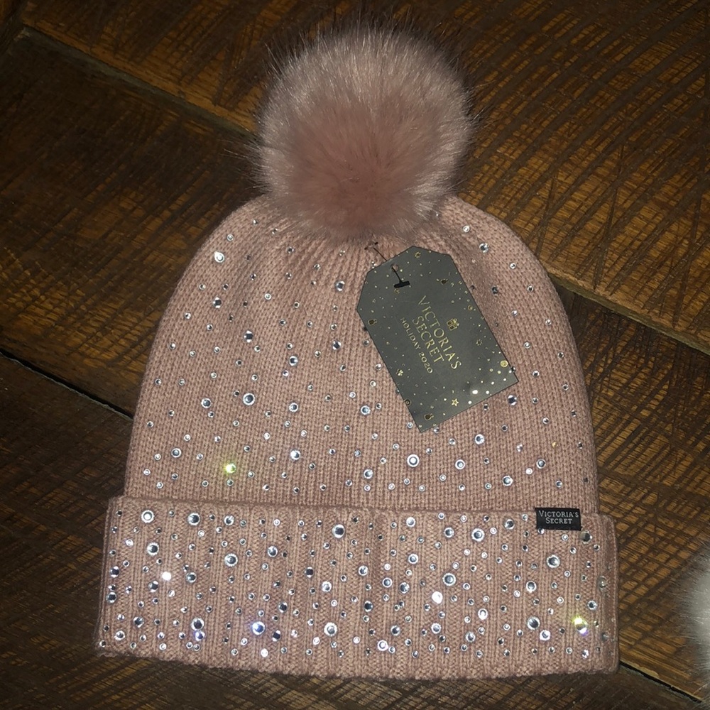 NWT VS POM POM HAT